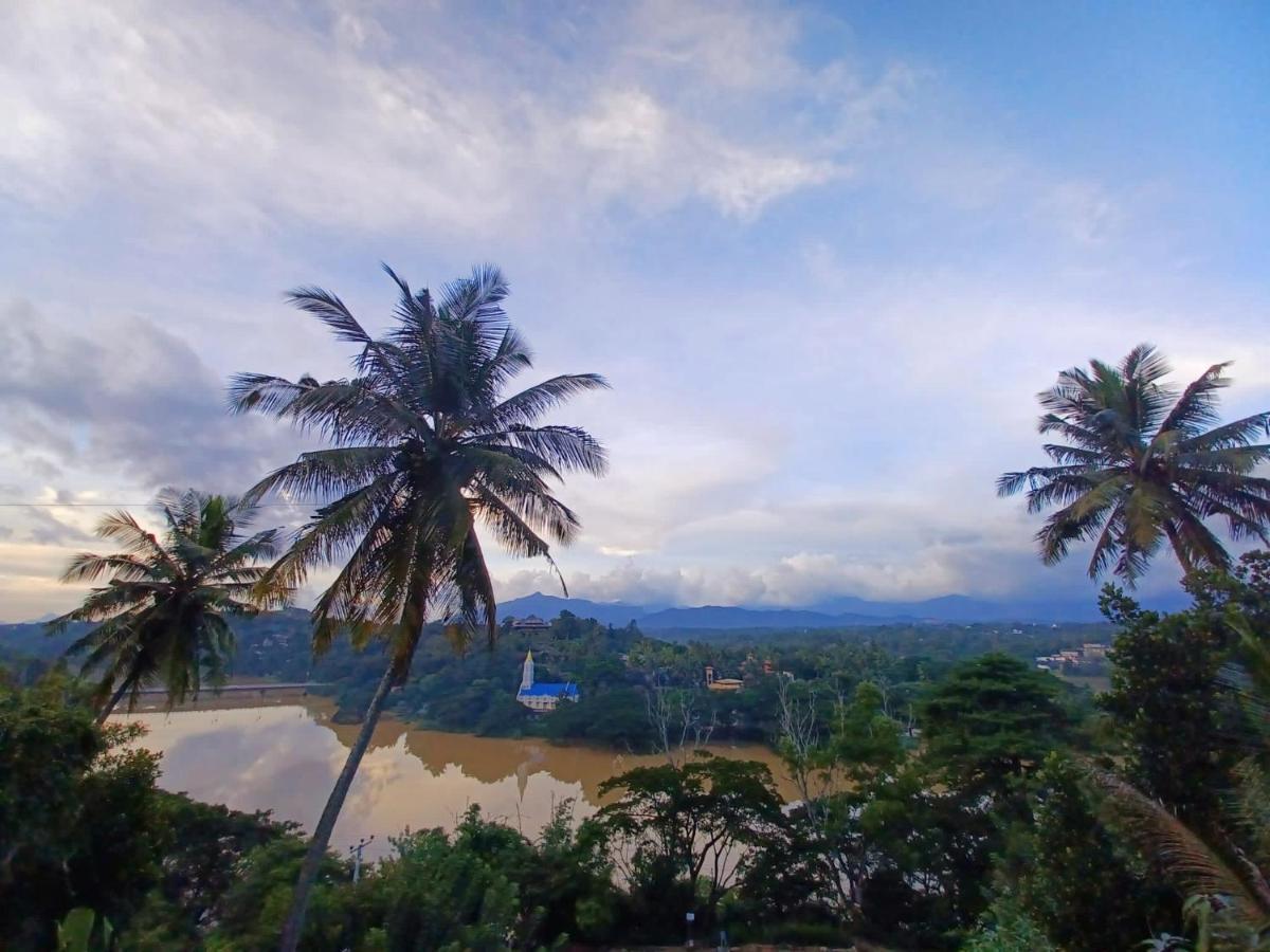 The Traveller Kandy Bagian luar foto