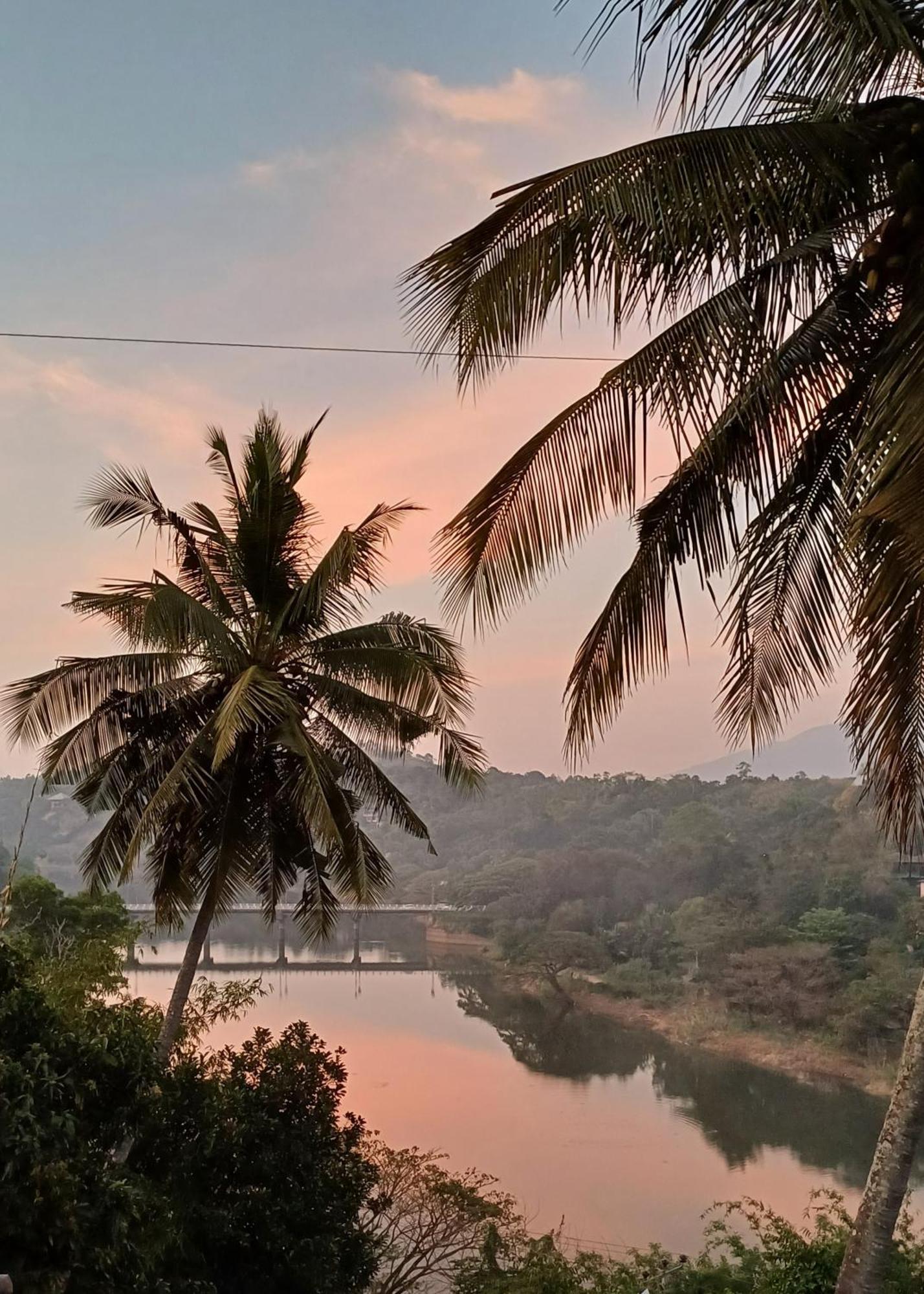 The Traveller Kandy Bagian luar foto