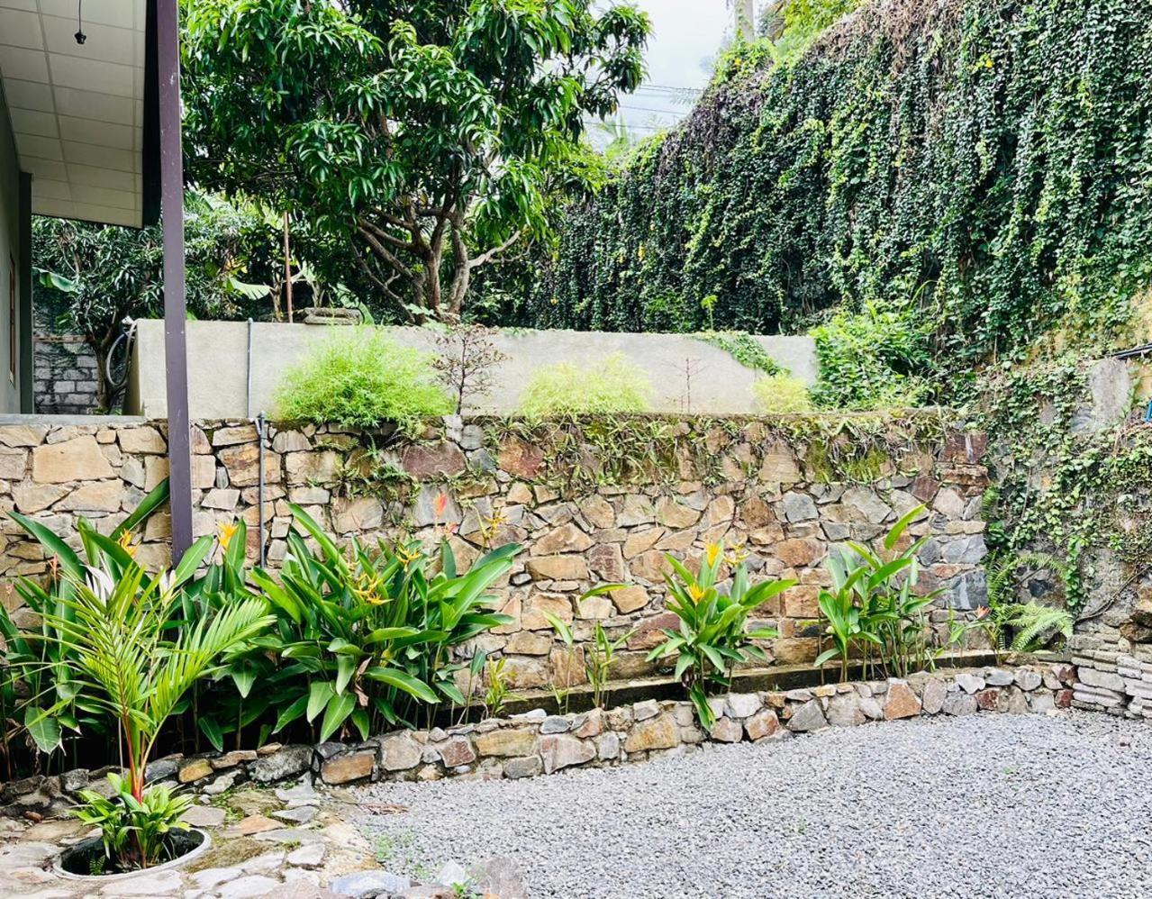 The Traveller Kandy Bagian luar foto