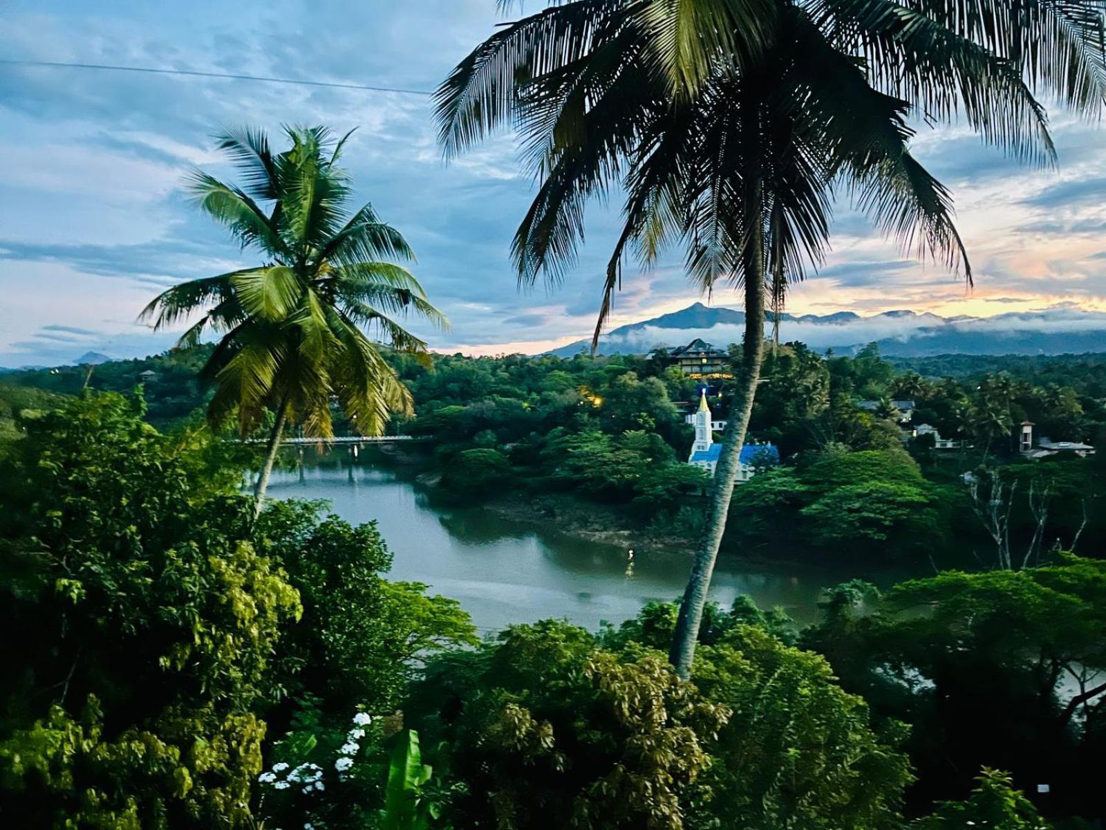 The Traveller Kandy Bagian luar foto